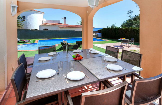 Villa Caleta - Photo 3