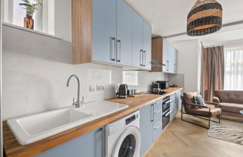 Stylish Flat I Sleeps 6 I With Parking - Photo 26