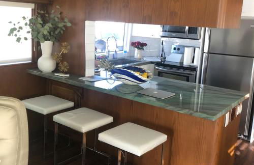 Luxury Afloat Yacht Paradise 3 bedrooms 3bath 5 beds with full Marina view - Foto 17