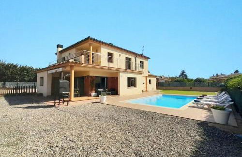 Villa Mediterránea con Cinco Dormitorios y Piscina - Foto 1