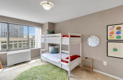 Large 3 bedroom Family Suite, Private Balcony, 5 min to DCA, Gym, Pool and more! - Photo 30