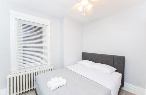 TWO town homes! 6 Bedrooms, 2 King beds, Walk to Eats - Foto 4