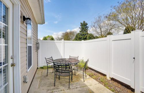 Inviting High Point Townhome with Patio and Privacy! - Foto 24