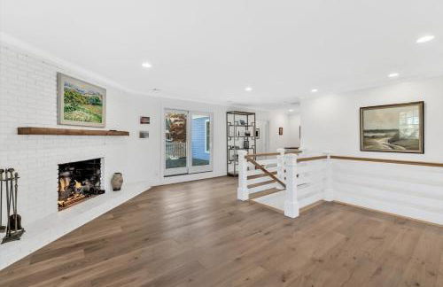 Waterfront Retreat with Private Dock and Fire Pit, Sleeps 8, Outdoor Dining, Spa-Style Primary, Gourmet Kitchen with Dual Dishwashers, Gas Fireplace, River Views, Bright Open Layout, Central AC, Perfect Coastal Escape for Families, 24 Hr Hospitality - Foto 49