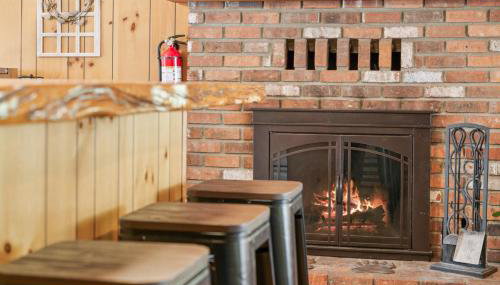 Tranquil Retreat with Fenced Backyard, Hot tub & Bar - Foto 4