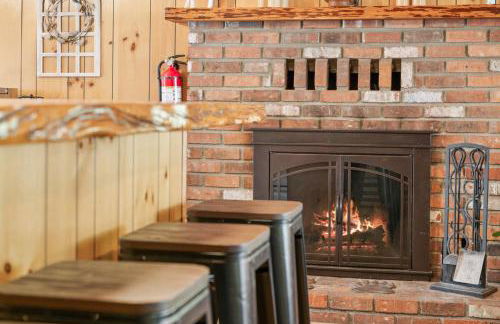 Tranquil Retreat with Fenced Backyard, Hot tub & Bar - Foto 4