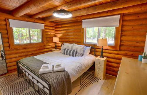 Charming Log Cabin in Tall Pines with Fire Pit Near Trails & Lake - Foto 6