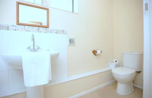 Redland Park By N And N Stays Ltd, Perfect for Contractors & Workers, Close to local amenities and work sites in Bath, Free Parking - Photo 23