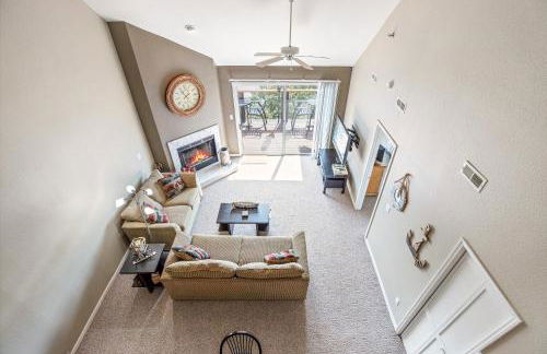 Amazing Lake Views with Pool, Loft, & Balcony - Foto 10