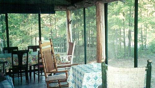 Nestled Camping Cabin Rental Overlooking Lake near Glens Falls, New York - Foto 5