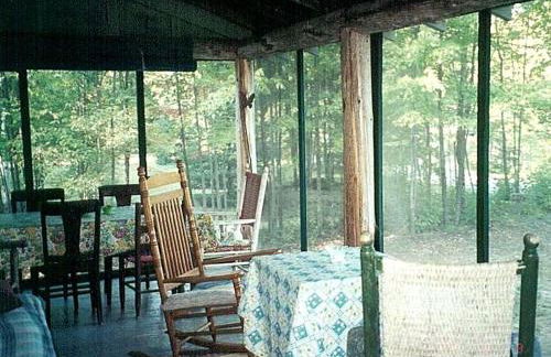 Nestled Camping Cabin Rental Overlooking Lake near Glens Falls, New York - Foto 5