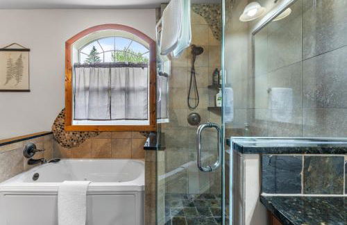 Gorgeous 5 Bdr with Hot Tub - Walk to Holi-Mont! - Foto 26