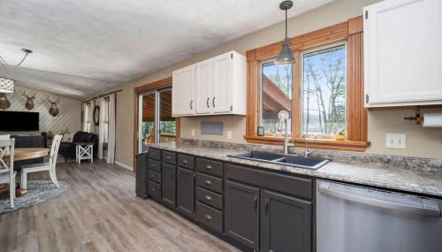 Lakeside Getaway with Hot Tub - Foto 5, dishwasher