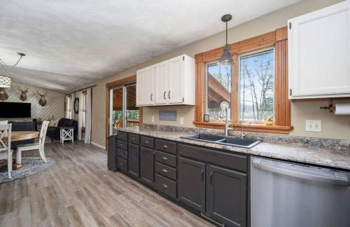 Lakeside Getaway with Hot Tub - Foto 5