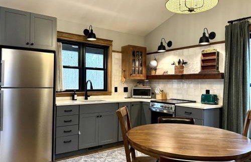 Chic Modern Cabin with Jacuzzi Ideal for Couples in Carbondale, Illinois - Foto 36