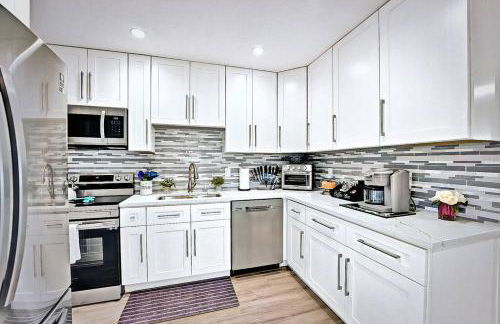 NEW Waterfront Tropic Oasis - Heated Pool, Canal, Dock, Air Hockey - Foto 14