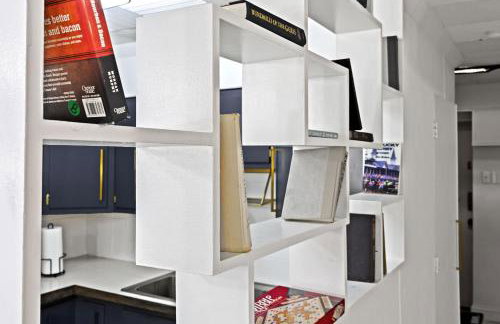 Modern Apartment with Parking & Prime Location - Foto 50