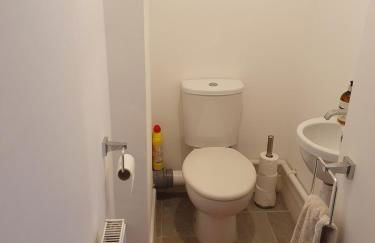 Large private home with small lake and garden - Photo 17