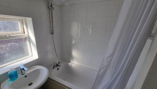 2 Bedroom House Perfect for Family Work Stays Easy Access to Manchester Oldham - Foto 5, towels, Shower