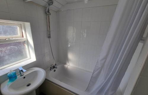 2 Bedroom House Perfect for Family Work Stays Easy Access to Manchester Oldham - Foto 5