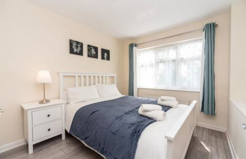 Spacious 4 Bed House Free Parking Near Station - Pass the Keys - Foto 29