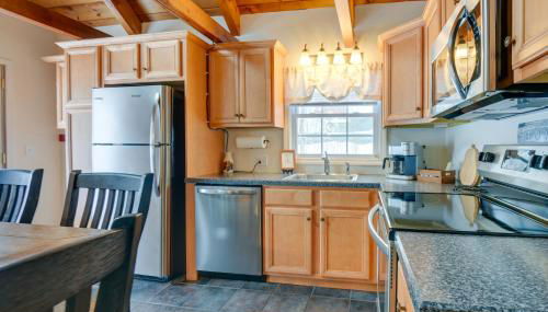 Cozy Tuftonboro Home with Deck - Walk to Beaches! - Foto 5