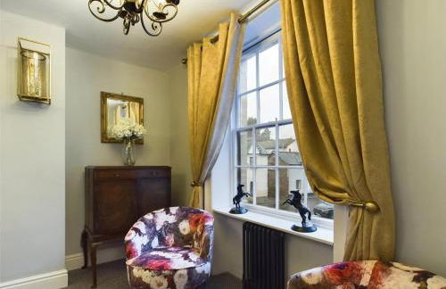 Montague House Town Centre sleeps up to 12 guests - Photo 43