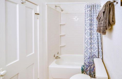 Less Than 1 Mi to Vineyard Historic Farnam Home! - Foto 14