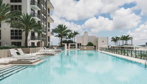 Tucker at Palmer Dadeland Miami - Foto 2