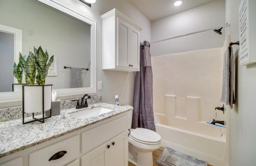 Near Grand Lake Charming Grove Home with Deck - Foto 18