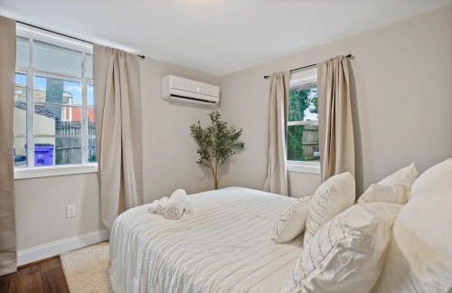 Charming 4BR with Private Patio and Historic Row Downtown - Foto 13