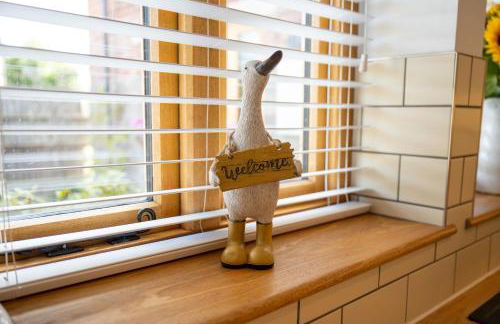 Apple Tree Cottage - Cosy 2 Bed with Deluxe HOT TUB & Log Burner - Photo 17