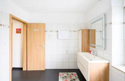 Günstiges grünes Ferienzimmer mit separater moderner Dusche - Foto 52