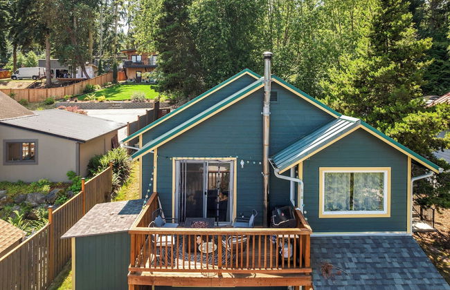 Seaside Getaway by Avantstay Deck w/ Views - Photo 13