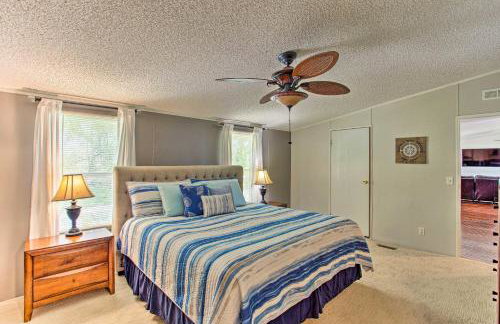 Lakefront Retreat with Pier, Bar Hut and Fireplace! - Foto 12