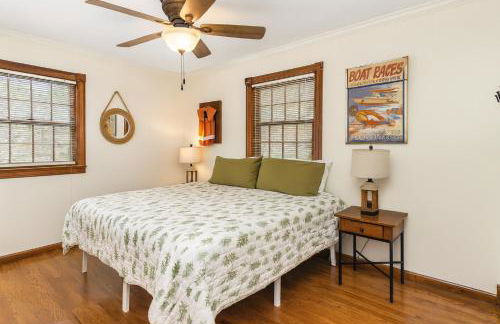 Secluded Lakefront Escape w Private Dock, 600ft Shoreline and Views, Sleeps 13 - Foto 27