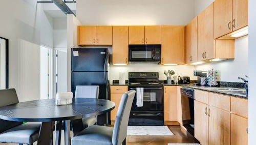 West Loop - City Views With In & Out Parking 5 - Photo 3