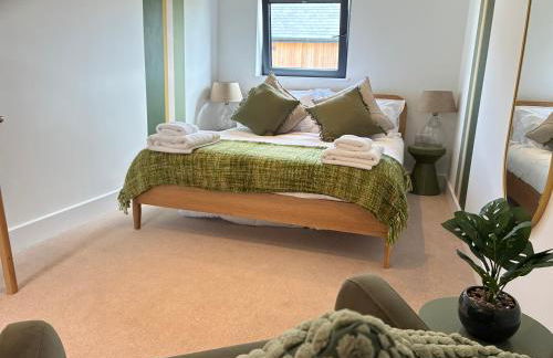 Still Waters - Luxury Lakeside Retreat with Hot Tub - Photo 79