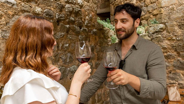 Excursion à Pienza, Montalcino et Monteriggioni - Photo 5, Un couple trinquant avec du vin