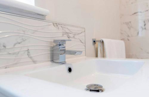 Pass the Keys 4-Bed Home with Garden Parking Near Durham - Foto 24