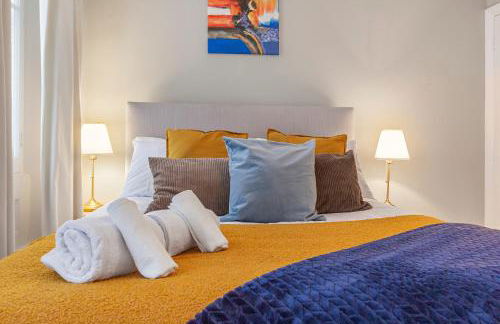 LUXURY Victorian Flat 2 bed 2 bath Flat Sleeps 4 to 7 - Photo 22