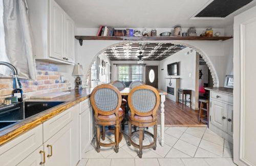 Romantic Colonial Hideaway in Historic Downtown - Pet Friendly - Foto 47