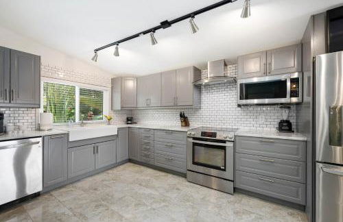 Palms Retreat! Giant Heated Pool-HotTub-FirePit-5Min2Beach-Pets-EV Chgr - Foto 16