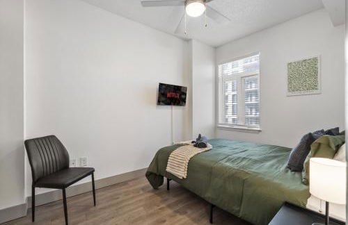 Bright Uptown Bliss - Free Parking, Walkable, Views - Foto 29