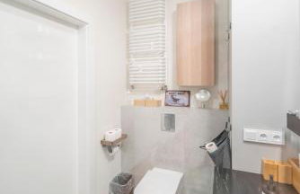 Elegant apartment with private garden, AC and garage, near airport - Foto 34