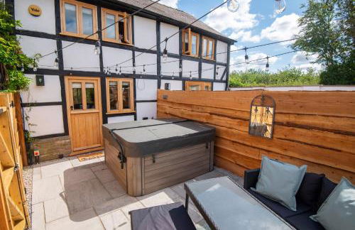 Apple Tree Cottage - Cosy 2 Bed with Deluxe HOT TUB & Log Burner - Photo 2