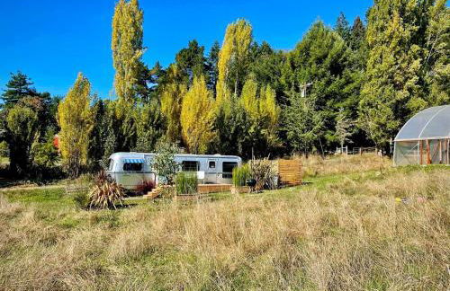 Peaceful Farm Airstream Camper Retreat - Hot Tub - Foto 18