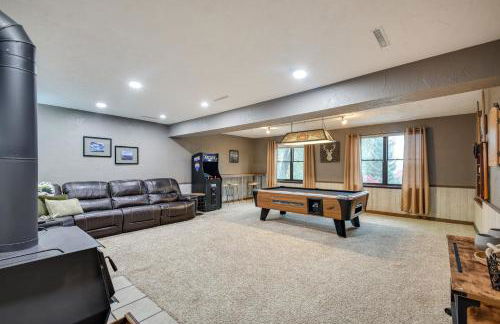 Large Home with Game Room, 4 Mi to Mississippi River - Foto 26
