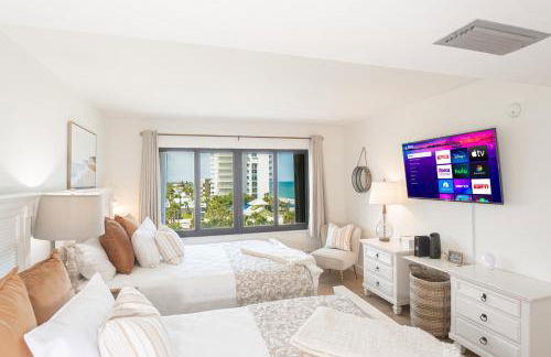 Luxury direct oceanfront corner with a large private balcony, heated pool and garage - Photo 35