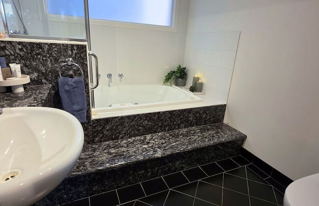 Sandstone Suites - Photo 22